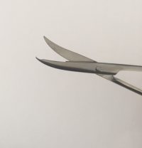 Tijera para sutura angulada